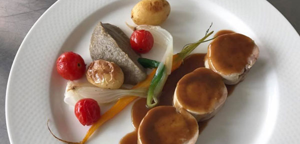 Assiette de poisson frais et raffiné, préparée avec soin par notre traiteur à Genève