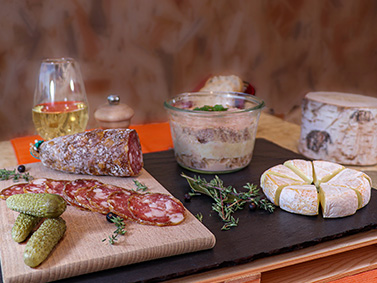 Planche apéritive avec charcuterie et fromages suisses